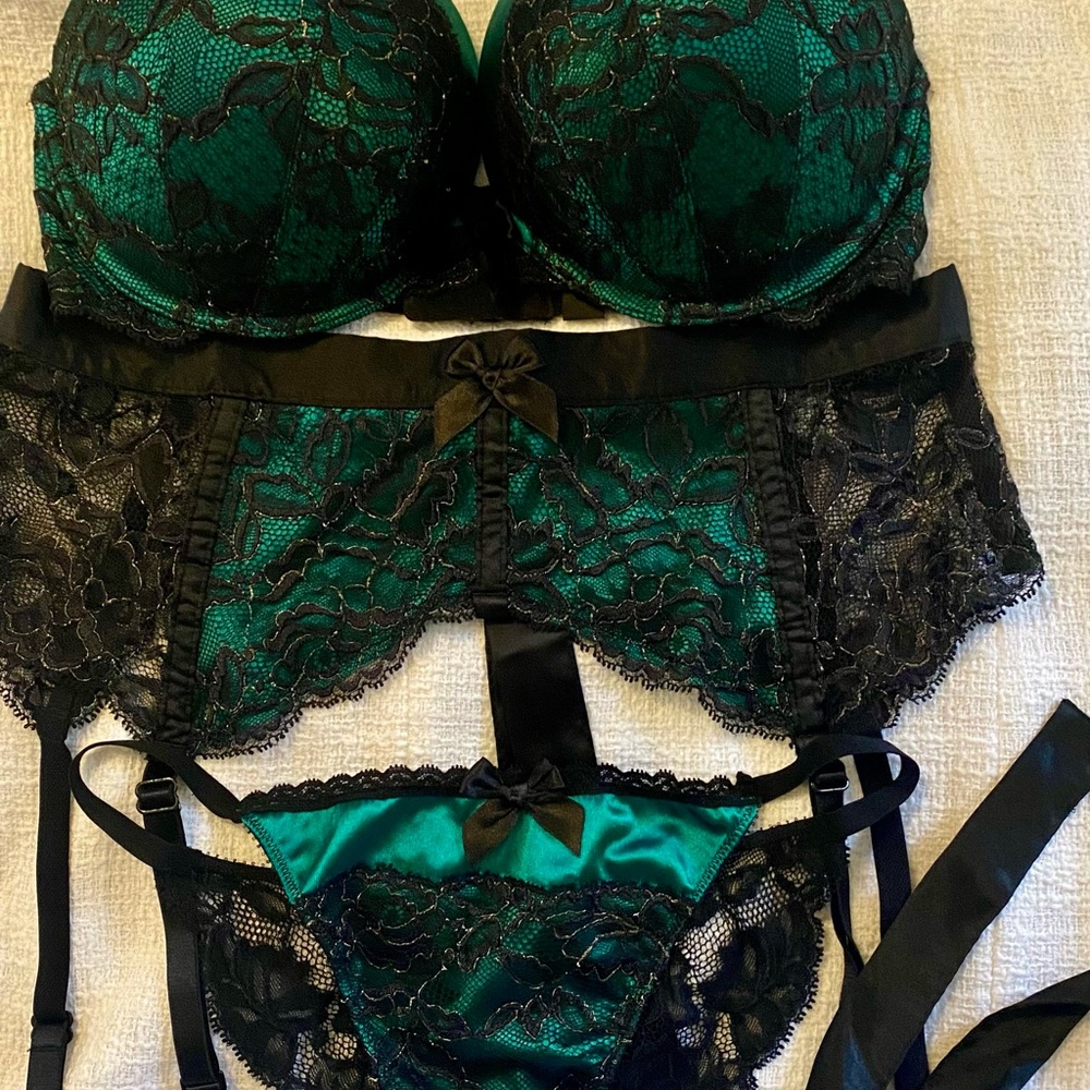 Victoria's Secret Black and Green Lace set Bra 36C, Garter M panty M.